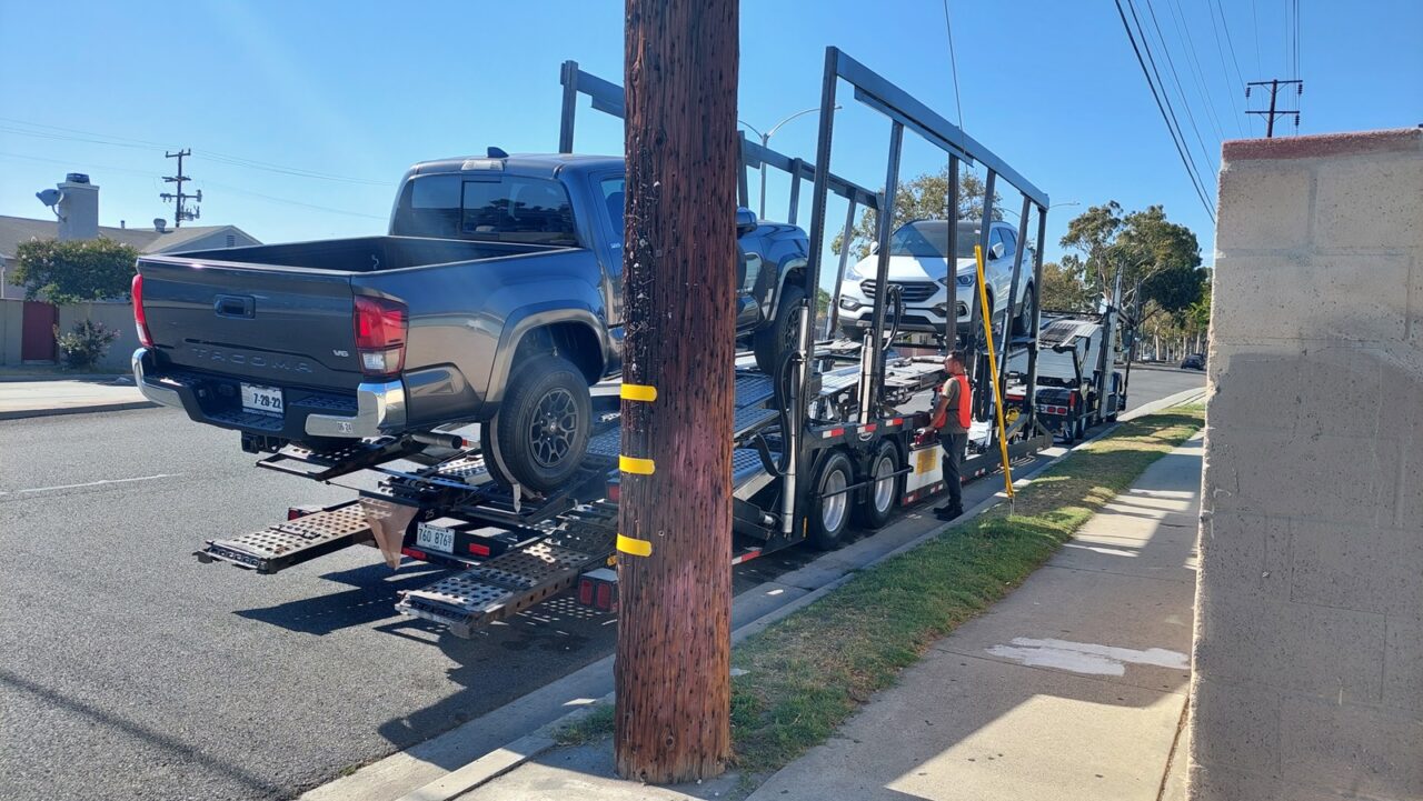 168 Car Shipping美国运车公司的运车价格计算方式透明合理，主要考虑以下因素：距离（最重要的因素）、车款和尺寸、油价波动、经济景气、季节因素、出发地和目的地之间的距离。 根据过去十年美国境内汽车托运费用的统计数据，通常1英里的托运费用在0.5-1.5美元之间，运输距离越远，每英里的平均价格越便宜，具体价格参考：洛杉矶运车到纽约（约2700英里）：1300-2000美元，洛杉矶运车到西雅图（约1000英里）：700-1100美元。 需要特别注意的是，季节也会影响托运运费，例如冬季从美国东岸运车到其他地区的价格比平常高约10-30%，主要是因为冬季积雪道路难行，托运汽车成本增加。