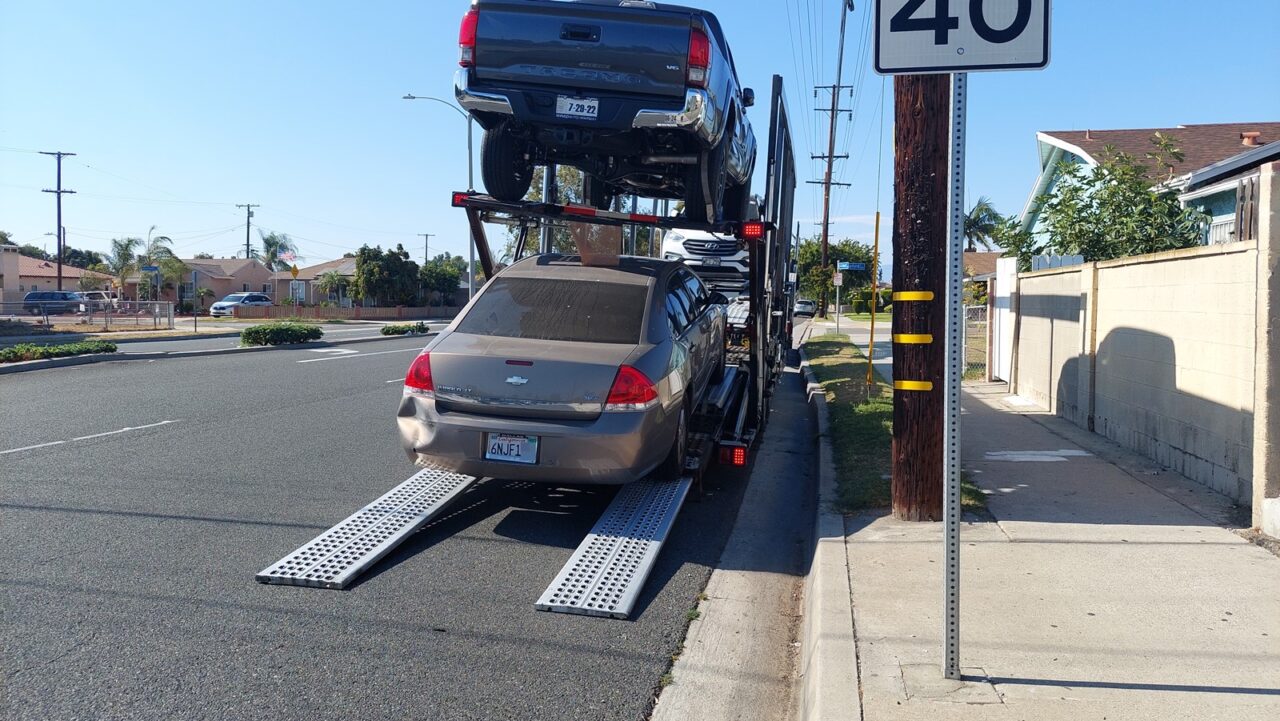 168 Car Shipping美国运车公司的运车价格计算方式透明合理，主要考虑以下因素：距离（最重要的因素）、车款和尺寸、油价波动、经济景气、季节因素、出发地和目的地之间的距离。 根据过去十年美国境内汽车托运费用的统计数据，通常1英里的托运费用在0.5-1.5美元之间，运输距离越远，每英里的平均价格越便宜，具体价格参考：洛杉矶运车到纽约（约2700英里）：1300-2000美元，洛杉矶运车到西雅图（约1000英里）：700-1100美元。 需要特别注意的是，季节也会影响托运运费，例如冬季从美国东岸运车到其他地区的价格比平常高约10-30%，主要是因为冬季积雪道路难行，托运汽车成本增加。