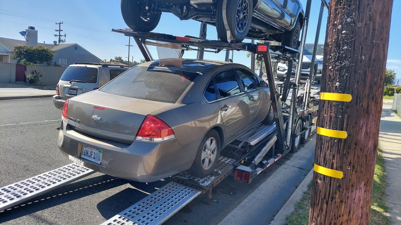 168 Car Shipping美国运车公司的运车价格计算方式透明合理，主要考虑以下因素：距离（最重要的因素）、车款和尺寸、油价波动、经济景气、季节因素、出发地和目的地之间的距离。 根据过去十年美国境内汽车托运费用的统计数据，通常1英里的托运费用在0.5-1.5美元之间，运输距离越远，每英里的平均价格越便宜，具体价格参考：洛杉矶运车到纽约（约2700英里）：1300-2000美元，洛杉矶运车到西雅图（约1000英里）：700-1100美元。 需要特别注意的是，季节也会影响托运运费，例如冬季从美国东岸运车到其他地区的价格比平常高约10-30%，主要是因为冬季积雪道路难行，托运汽车成本增加。