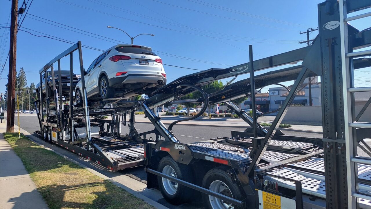 168 Car Shipping美国运车公司的运车价格计算方式透明合理，主要考虑以下因素：距离（最重要的因素）、车款和尺寸、油价波动、经济景气、季节因素、出发地和目的地之间的距离。根据过去十年美国境内汽车托运费用的统计数据，通常1英里的托运费用在0.5-1.5美元之间，运输距离越远，每英里的平均价格越便宜，具体价格参考：洛杉矶运车到纽约（约2700英里）：1300-2000美元，洛杉矶运车到西雅图（约1000英里）：700-1100美元。 需要特别注意的是，季节也会影响托运运费，例如冬季从美国东岸运车到其他地区的价格比平常高约10-30%，主要是因为冬季积雪道路难行，托运汽车成本增加。