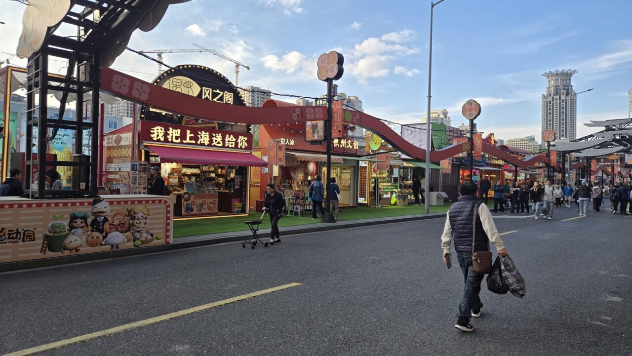 图片是林小姐分享的上海街景，林小姐说回国的感觉非常好，国内治安好，生活消费低，交通便利不需要出门就要开车，林小姐推荐许多同学利用Ship2China海运回国服务，感谢林小姐的推荐及支持。林小姐的成功经验总结出了选择Ship2China的几大理由：第一，卓越的客户口碑，在Google商家网络上超过1000多位真实客户评价，超过99%的客户都推荐这家跨国搬家公司，这样的口碑不是一朝一夕建立的，而是多年来优质服务的累积。第二，合理的价格定位，Ship2China的海运寄行李费用非常合理，虽然不见得是全市场最便宜的价格，但考虑服务品质和整体性，市场上很难找到能与之匹敌的竞争对手，其他公司要么价格非常昂贵，要么服务品质参差不齐，只有Ship2China在价格和服务品质上都达到了最高水准。第三，集装箱运费最具竞争力，20呎和40呎集装箱运费是整个国际搬家费用中最大也是最重要的一块，Ship2China的集装箱报价费用在市场中最具竞争力，这为客户节省了大量成本。第四，华人经营沟通无障碍，作为华人（台湾人）经营的公司，Ship2China在沟通上更加顺畅，文化认同度高，让客户感到亲切和放心。