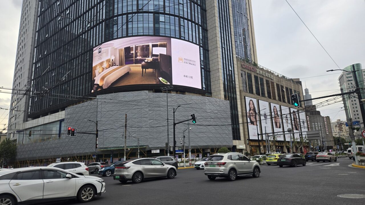 图片是林小姐分享的上海街景，林小姐说回国的感觉非常好，国内治安好，生活消费低，交通便利不需要出门就要开车，林小姐推荐许多同学利用Ship2China海运回国服务，感谢林小姐的推荐及支持。林小姐的成功经验总结出了选择Ship2China的几大理由：第一，卓越的客户口碑，在Google商家网络上超过1000多位真实客户评价，超过99%的客户都推荐这家跨国搬家公司，这样的口碑不是一朝一夕建立的，而是多年来优质服务的累积。第二，合理的价格定位，Ship2China的海运寄行李费用非常合理，虽然不见得是全市场最便宜的价格，但考虑服务品质和整体性，市场上很难找到能与之匹敌的竞争对手，其他公司要么价格非常昂贵，要么服务品质参差不齐，只有Ship2China在价格和服务品质上都达到了最高水准。第三，集装箱运费最具竞争力，20呎和40呎集装箱运费是整个国际搬家费用中最大也是最重要的一块，Ship2China的集装箱报价费用在市场中最具竞争力，这为客户节省了大量成本。第四，华人经营沟通无障碍，作为华人（台湾人）经营的公司，Ship2China在沟通上更加顺畅，文化认同度高，让客户感到亲切和放心。